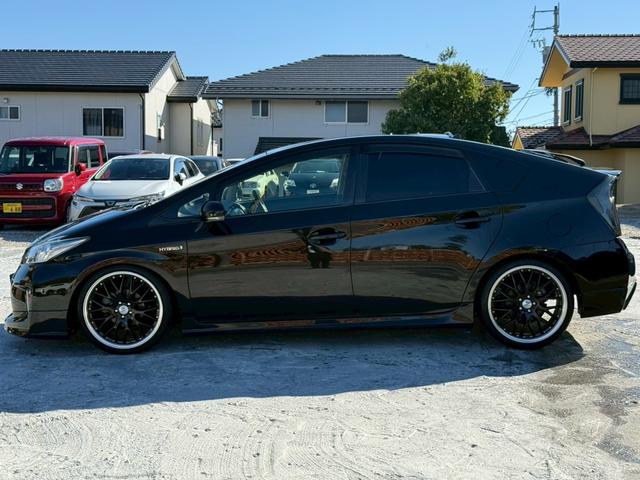 プリウス Ｓ　禁煙車　フルエアロ　ロクサーニ１９インチアルミ　スモークテール　ディーラー純正ナビ　バックモニター　フルセグＴＶ　Ｂｌｕｅｔｏｏｔｈ　スマートキー　プッシュスタート　ＥＴＣ　オールペイント２０２（20枚目）