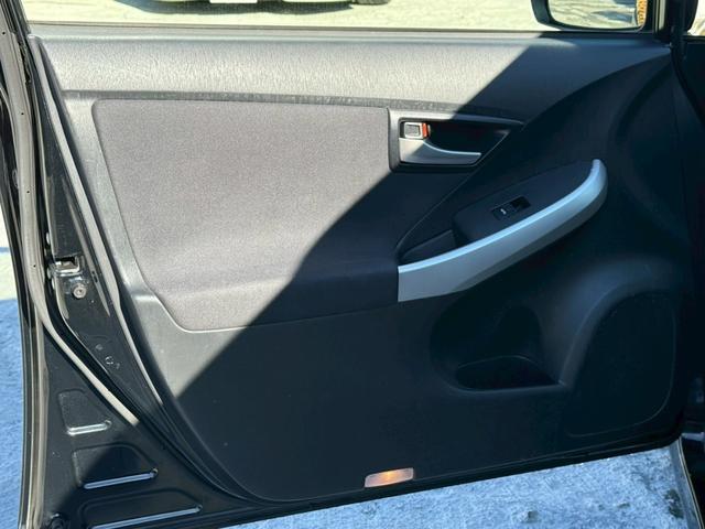 プリウス Ｓ　禁煙車　フルエアロ　ロクサーニ１９インチアルミ　スモークテール　ディーラー純正ナビ　バックモニター　フルセグＴＶ　Ｂｌｕｅｔｏｏｔｈ　スマートキー　プッシュスタート　ＥＴＣ　オールペイント２０２（30枚目）