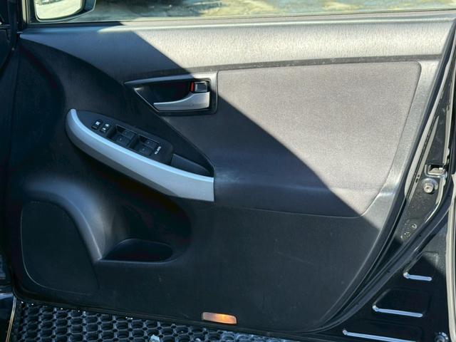 プリウス Ｓ　禁煙車　フルエアロ　ロクサーニ１９インチアルミ　スモークテール　ディーラー純正ナビ　バックモニター　フルセグＴＶ　Ｂｌｕｅｔｏｏｔｈ　スマートキー　プッシュスタート　ＥＴＣ　オールペイント２０２（31枚目）