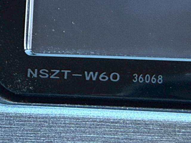 プリウス Ｓ　禁煙車　フルエアロ　ロクサーニ１９インチアルミ　スモークテール　ディーラー純正ナビ　バックモニター　フルセグＴＶ　Ｂｌｕｅｔｏｏｔｈ　スマートキー　プッシュスタート　ＥＴＣ　オールペイント２０２（36枚目）