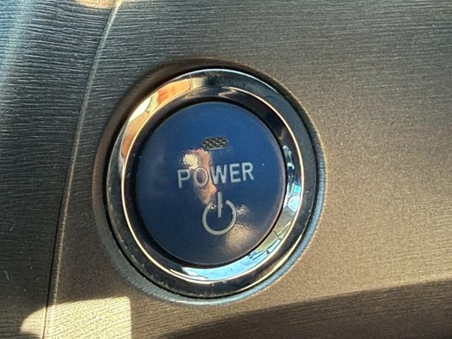 プリウス Ｓ　禁煙車　フルエアロ　ロクサーニ１９インチアルミ　スモークテール　ディーラー純正ナビ　バックモニター　フルセグＴＶ　Ｂｌｕｅｔｏｏｔｈ　スマートキー　プッシュスタート　ＥＴＣ　オールペイント２０２（39枚目）