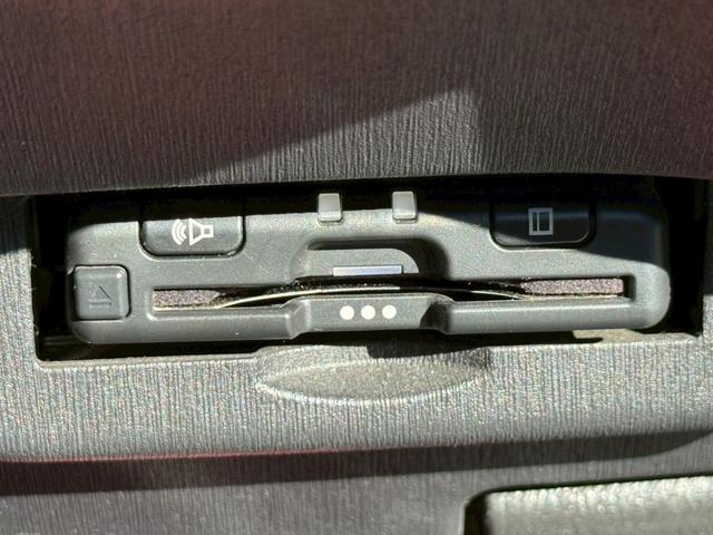 プリウス Ｓ　禁煙車　フルエアロ　ロクサーニ１９インチアルミ　スモークテール　ディーラー純正ナビ　バックモニター　フルセグＴＶ　Ｂｌｕｅｔｏｏｔｈ　スマートキー　プッシュスタート　ＥＴＣ　オールペイント２０２（63枚目）