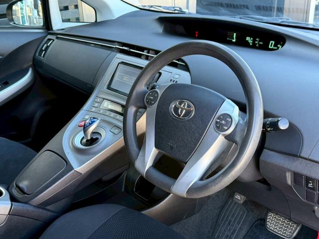 プリウス Ｓ　禁煙車　フルエアロ　ロクサーニ１９インチアルミ　スモークテール　ディーラー純正ナビ　バックモニター　フルセグＴＶ　Ｂｌｕｅｔｏｏｔｈ　スマートキー　プッシュスタート　ＥＴＣ　オールペイント２０２（72枚目）