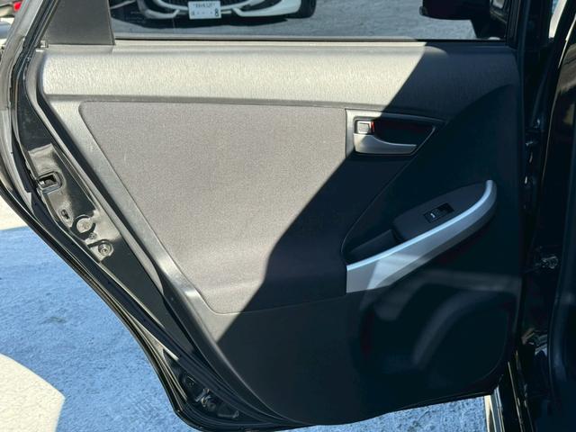 プリウス Ｓ　禁煙車　フルエアロ　ロクサーニ１９インチアルミ　スモークテール　ディーラー純正ナビ　バックモニター　フルセグＴＶ　Ｂｌｕｅｔｏｏｔｈ　スマートキー　プッシュスタート　ＥＴＣ　オールペイント２０２（74枚目）