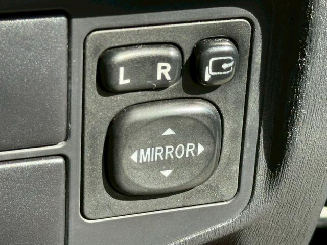 プリウス Ｓ　禁煙車　フルエアロ　ロクサーニ１９インチアルミ　スモークテール　ディーラー純正ナビ　バックモニター　フルセグＴＶ　Ｂｌｕｅｔｏｏｔｈ　スマートキー　プッシュスタート　ＥＴＣ　オールペイント２０２（79枚目）