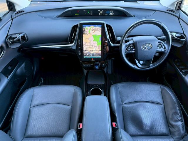 プリウス Ａプレミアム　ツーリングセレクション　１１．６インチデカナビ　ＪＢＬサウンドシステム　黒革シート　シートベンチレーション　アラウンドビューモニター　ヘッドアップディスプレイ　ブラインドスポットアシスト　レーダークルーズコントロール　ＥＴＣ（9枚目）