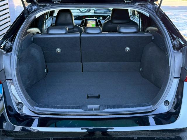 プリウス Ａプレミアム　ツーリングセレクション　１１．６インチデカナビ　ＪＢＬサウンドシステム　黒革シート　シートベンチレーション　アラウンドビューモニター　ヘッドアップディスプレイ　ブラインドスポットアシスト　レーダークルーズコントロール　ＥＴＣ（12枚目）