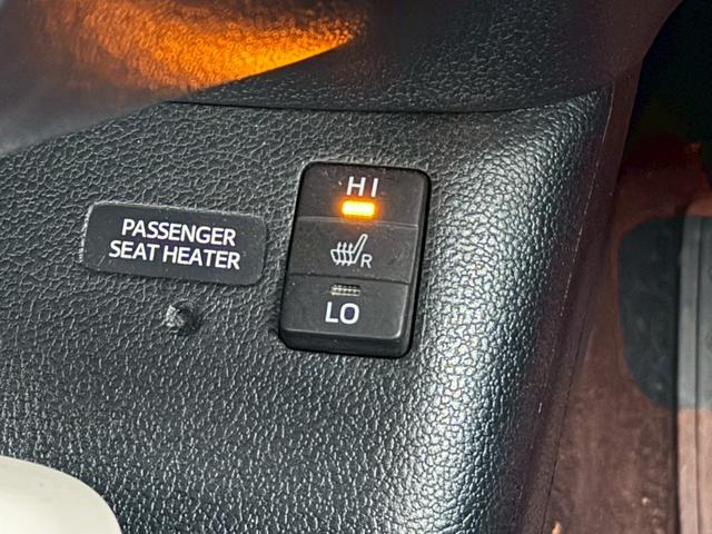 プリウス Ａプレミアム　ツーリングセレクション　禁煙車　フルエアロ　ＴＲＤ１８インチアルミ　黒革シート　レーダークルーズコントロール　ヘッドアップディスプレイ　ブラインドスポットアシスト　シートヒーター　パワーシート　オートマチックハイビーム（70枚目）