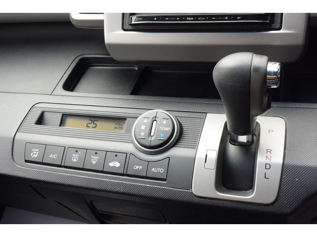 フリード Ｇ　エアロ　ユーザー様買取車　パワースライドドア　カロッツェリアナビ　バックカメラ　ＥＴＣ　キセノンヘッドライト　フロアマット　サイドバイザー　キーレスキー（9枚目）