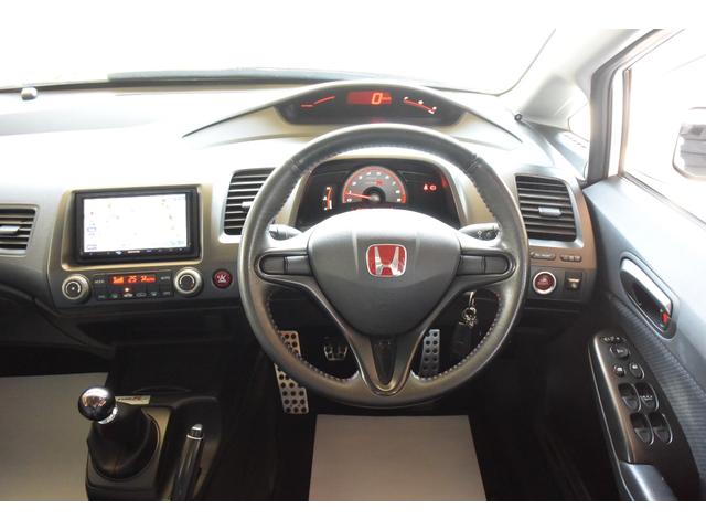 シビック タイプＲ　ユーザー様買取車　６速ＭＴ　ブラックレカロ　ブレンボキャリパー　大型トランクスポイラー　純正１８インチＡＷ　ケンウッドナビ　地デジ　Ｂｌｕｅｔｏｏｔｈオーディオ　ＥＴＣ　プッシュスタート　無限バイザー（3枚目）