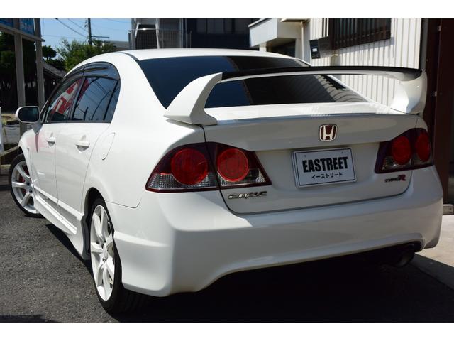 シビック タイプＲ　ユーザー様買取車　６速ＭＴ　ブラックレカロ　ブレンボキャリパー　大型トランクスポイラー　純正１８インチＡＷ　ケンウッドナビ　地デジ　Ｂｌｕｅｔｏｏｔｈオーディオ　ＥＴＣ　プッシュスタート　無限バイザー（6枚目）