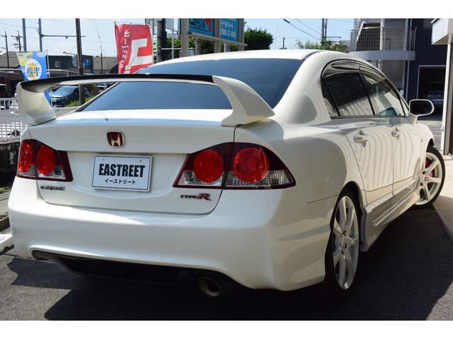 シビック タイプＲ　ユーザー様買取車　６速ＭＴ　ブラックレカロ　ブレンボキャリパー　大型トランクスポイラー　純正１８インチＡＷ　ケンウッドナビ　地デジ　Ｂｌｕｅｔｏｏｔｈオーディオ　ＥＴＣ　プッシュスタート　無限バイザー（7枚目）
