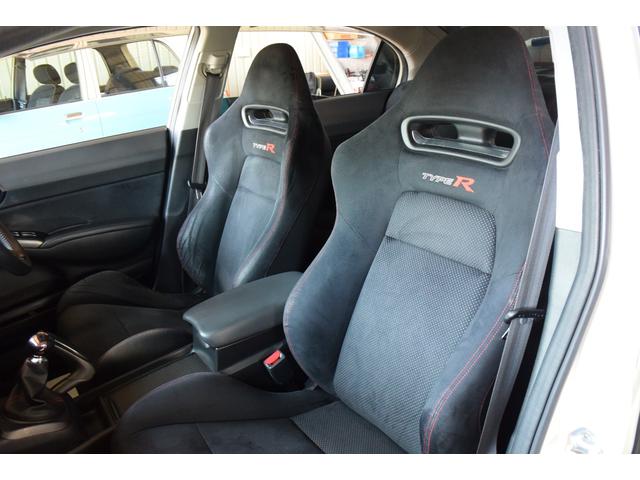 シビック タイプＲ　ユーザー様買取車　６速ＭＴ　ブラックレカロ　ブレンボキャリパー　大型トランクスポイラー　純正１８インチＡＷ　ケンウッドナビ　地デジ　Ｂｌｕｅｔｏｏｔｈオーディオ　ＥＴＣ　プッシュスタート　無限バイザー（8枚目）