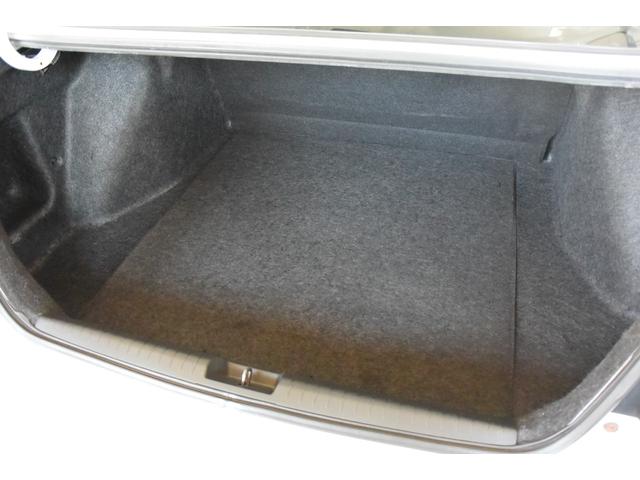 シビック タイプＲ　ユーザー様買取車　６速ＭＴ　ブラックレカロ　ブレンボキャリパー　大型トランクスポイラー　純正１８インチＡＷ　ケンウッドナビ　地デジ　Ｂｌｕｅｔｏｏｔｈオーディオ　ＥＴＣ　プッシュスタート　無限バイザー（18枚目）