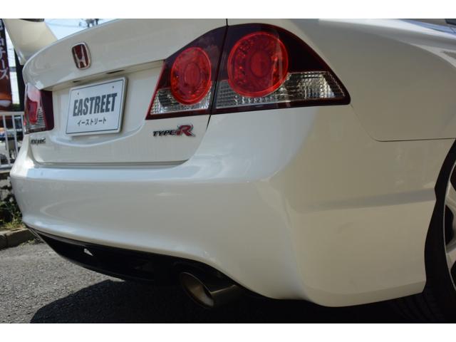 シビック タイプＲ　ユーザー様買取車　６速ＭＴ　ブラックレカロ　ブレンボキャリパー　大型トランクスポイラー　純正１８インチＡＷ　ケンウッドナビ　地デジ　Ｂｌｕｅｔｏｏｔｈオーディオ　ＥＴＣ　プッシュスタート　無限バイザー（33枚目）