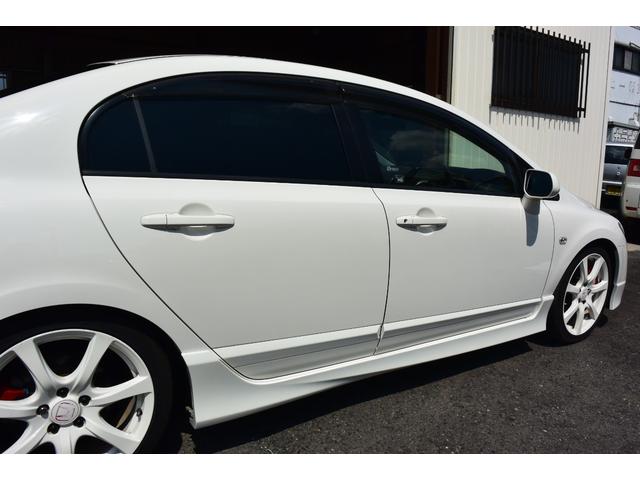 シビック タイプＲ　ユーザー様買取車　６速ＭＴ　ブラックレカロ　ブレンボキャリパー　大型トランクスポイラー　純正１８インチＡＷ　ケンウッドナビ　地デジ　Ｂｌｕｅｔｏｏｔｈオーディオ　ＥＴＣ　プッシュスタート　無限バイザー（70枚目）