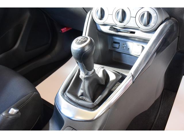 デミオ １３Ｓ　５ＭＴ　純正ナビ　フロアマット　サイドバイザー　プッシュスタート　ステアリングスイッチ（3枚目）