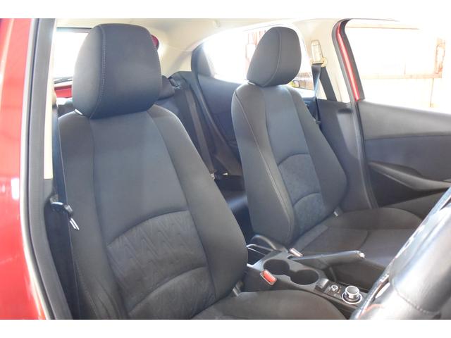 デミオ １３Ｓ　５ＭＴ　純正ナビ　フロアマット　サイドバイザー　プッシュスタート　ステアリングスイッチ（4枚目）