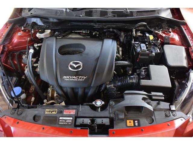 デミオ １３Ｓ　５ＭＴ　純正ナビ　フロアマット　サイドバイザー　プッシュスタート　ステアリングスイッチ（8枚目）