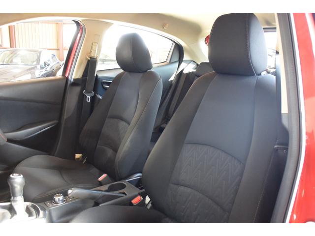 デミオ １３Ｓ　５ＭＴ　純正ナビ　フロアマット　サイドバイザー　プッシュスタート　ステアリングスイッチ（9枚目）