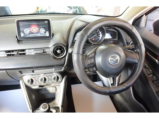 デミオ １３Ｓ　５ＭＴ　純正ナビ　フロアマット　サイドバイザー　プッシュスタート　ステアリングスイッチ（12枚目）