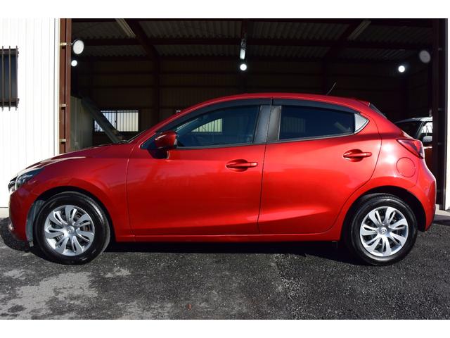 デミオ １３Ｓ　５ＭＴ　純正ナビ　フロアマット　サイドバイザー　プッシュスタート　ステアリングスイッチ（16枚目）