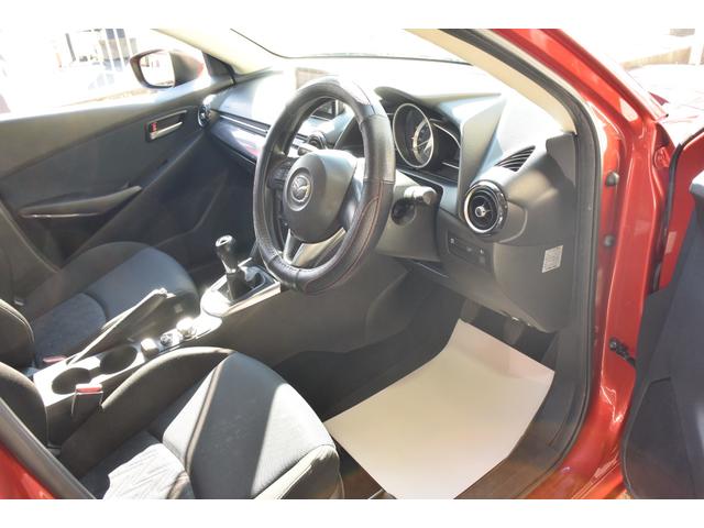 デミオ １３Ｓ　５ＭＴ　純正ナビ　フロアマット　サイドバイザー　プッシュスタート　ステアリングスイッチ（19枚目）