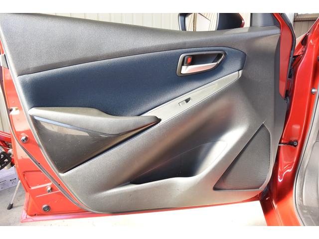 デミオ １３Ｓ　５ＭＴ　純正ナビ　フロアマット　サイドバイザー　プッシュスタート　ステアリングスイッチ（41枚目）