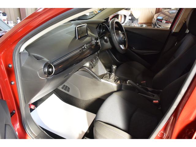 デミオ １３Ｓ　５ＭＴ　純正ナビ　フロアマット　サイドバイザー　プッシュスタート　ステアリングスイッチ（42枚目）