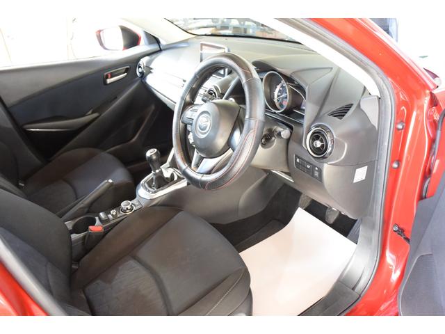 デミオ １３Ｓ　５ＭＴ　純正ナビ　フロアマット　サイドバイザー　プッシュスタート　ステアリングスイッチ（43枚目）