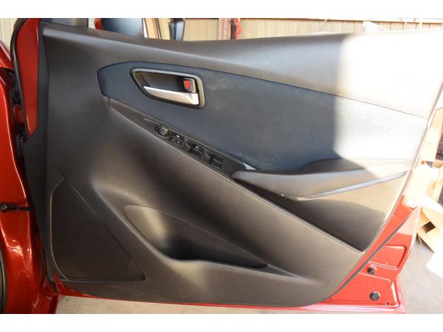 デミオ １３Ｓ　５ＭＴ　純正ナビ　フロアマット　サイドバイザー　プッシュスタート　ステアリングスイッチ（44枚目）