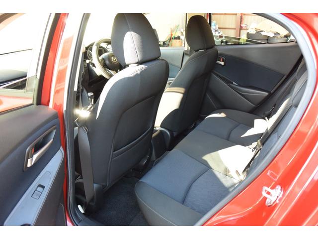 デミオ １３Ｓ　５ＭＴ　純正ナビ　フロアマット　サイドバイザー　プッシュスタート　ステアリングスイッチ（46枚目）