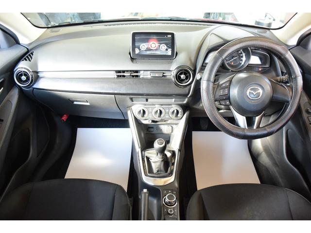 デミオ １３Ｓ　５ＭＴ　純正ナビ　フロアマット　サイドバイザー　プッシュスタート　ステアリングスイッチ（49枚目）