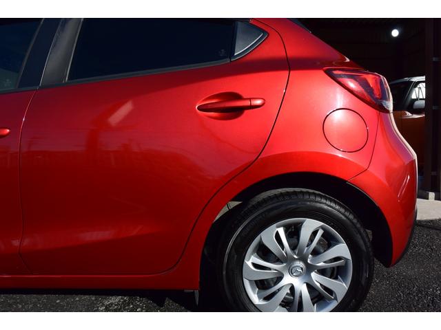 デミオ １３Ｓ　５ＭＴ　純正ナビ　フロアマット　サイドバイザー　プッシュスタート　ステアリングスイッチ（66枚目）