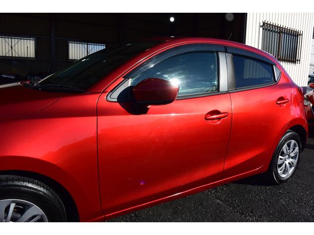 デミオ １３Ｓ　５ＭＴ　純正ナビ　フロアマット　サイドバイザー　プッシュスタート　ステアリングスイッチ（68枚目）