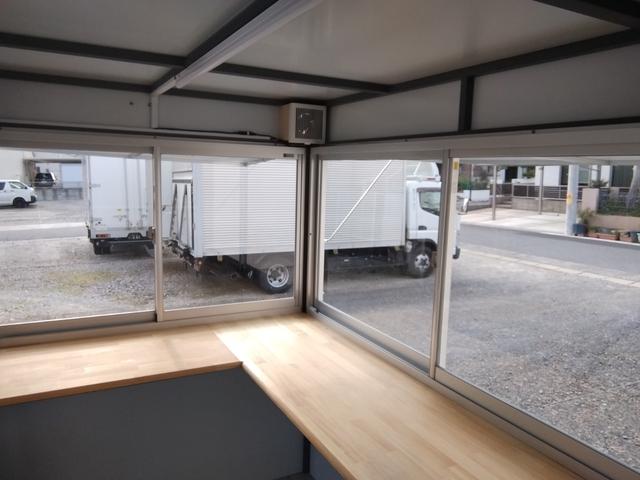 キャリイトラック キッチンカー.移動販売車.ケータリングカー.フードトラック(B) /前方収納.側面・後方跳上扉&テーブル.サッシ.ドア.2層シンク&タンク.換気扇.床.照明.外部内部電源(9枚目)