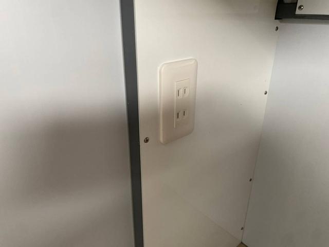 キャリイトラック キッチンカー.移動販売車.ケータリングカー.フードトラック(B) /前方収納.側面・後方跳上扉&テーブル.サッシ.ドア.2層シンク&タンク.換気扇.床.照明.外部内部電源(12枚目)