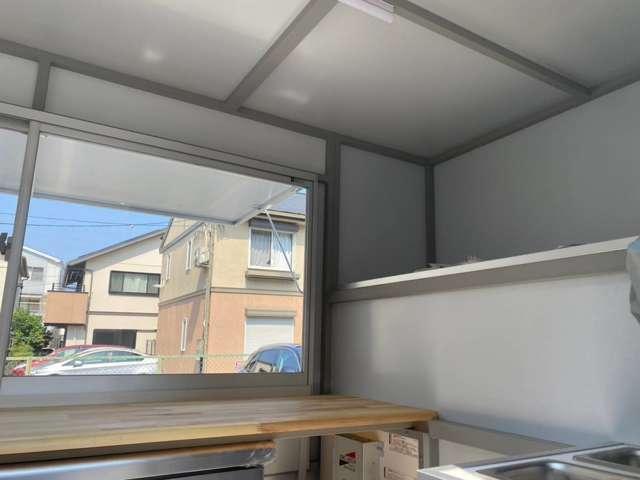 キャリイトラック キッチンカー.移動販売車.ケータリングカー.フードトラック(B) /前方収納.側面・後方跳上扉&テーブル.サッシ.ドア.2層シンク&タンク.換気扇.床.照明.外部内部電源(14枚目)