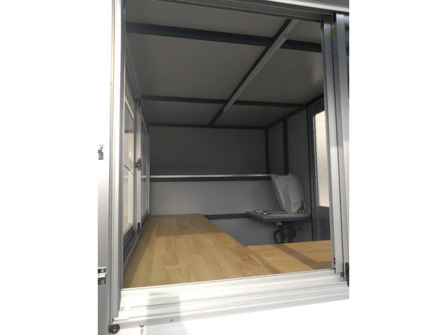 キャリイトラック キッチンカー.移動販売車.ケータリングカー.フードトラック(B) /前方収納.側面・後方跳上扉&テーブル.サッシ.ドア.2層シンク&タンク.換気扇.床.照明.外部内部電源(18枚目)