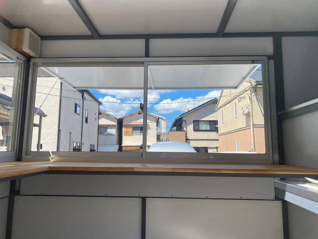 キャリイトラック キッチンカー.移動販売車.ケータリングカー.フードトラック(B) /前方収納.側面・後方跳上扉&テーブル.サッシ.ドア.2層シンク&タンク.換気扇.床.照明.外部内部電源(22枚目)