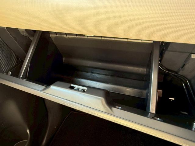 ムーヴキャンバス Ｘ　ＳＡＩＩＩ　ナビ　バックカメラ　フルセグＴＶ　ＣＤ　ＤＶＤ　Ｂｌｕ－ｒａｙ再生　Ｂｌｕｅｔｏｏｔｈ　ＥＴＣ　オートマチックハイビーム　プッシュスタート　両側電動スライドドア　衝突軽減ブレーキ　アイドリングストップ（28枚目）