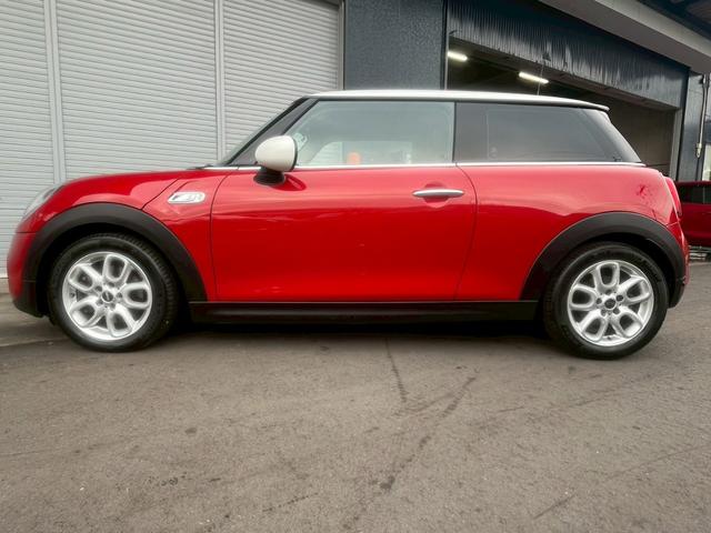 MINI クーパーS 純正ナビ Bluetooth Bカメラ アイドリングストップ オートライト クルコン プッシュスタート スペアキー 純正16インチアルミ アクティブヘッドライト ETC インテリジェントセーフティー(4枚目)