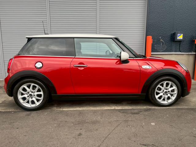 MINI クーパーS 純正ナビ Bluetooth Bカメラ アイドリングストップ オートライト クルコン プッシュスタート スペアキー 純正16インチアルミ アクティブヘッドライト ETC インテリジェントセーフティー(5枚目)