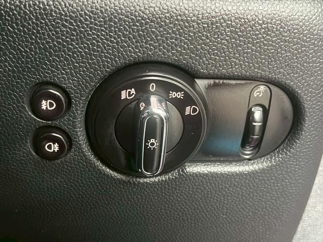 MINI クーパーS 純正ナビ Bluetooth Bカメラ アイドリングストップ オートライト クルコン プッシュスタート スペアキー 純正16インチアルミ アクティブヘッドライト ETC インテリジェントセーフティー(27枚目)