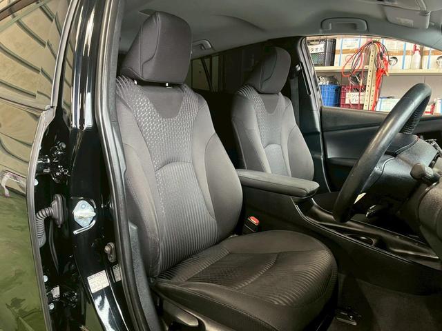 プリウス Ｓ　ＳＤナビ　地デジＴＶ　ＣＤ　Ｂｌｕｅｔｏｏｔｈ　アイドリングストップ　車線逸脱防止警報　ＥＴＣ　トヨタセーフティセンス　純正１５インチアルミ　追従クルコン　オートライト　プッシュスタート　ＬＥＤライト（6枚目）