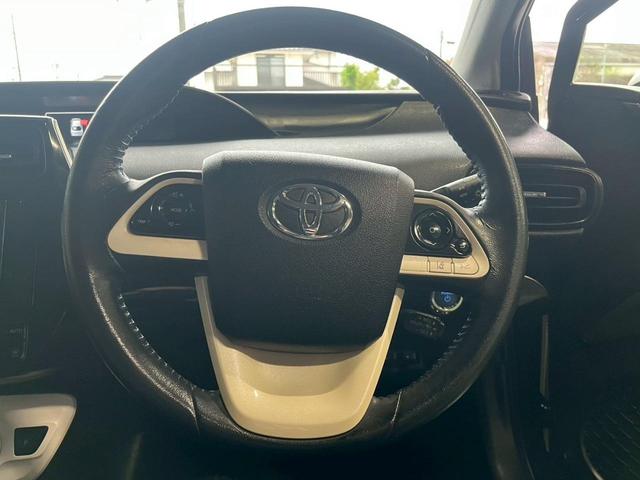 プリウス Ｓ　ＳＤナビ　地デジＴＶ　ＣＤ　Ｂｌｕｅｔｏｏｔｈ　アイドリングストップ　車線逸脱防止警報　ＥＴＣ　トヨタセーフティセンス　純正１５インチアルミ　追従クルコン　オートライト　プッシュスタート　ＬＥＤライト（17枚目）