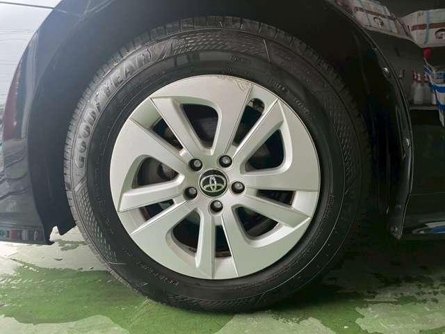 プリウス Ｓ　ＳＤナビ　地デジＴＶ　ＣＤ　Ｂｌｕｅｔｏｏｔｈ　アイドリングストップ　車線逸脱防止警報　ＥＴＣ　トヨタセーフティセンス　純正１５インチアルミ　追従クルコン　オートライト　プッシュスタート　ＬＥＤライト（32枚目）