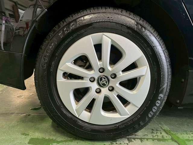 プリウス Ｓ　ＳＤナビ　地デジＴＶ　ＣＤ　Ｂｌｕｅｔｏｏｔｈ　アイドリングストップ　車線逸脱防止警報　ＥＴＣ　トヨタセーフティセンス　純正１５インチアルミ　追従クルコン　オートライト　プッシュスタート　ＬＥＤライト（35枚目）