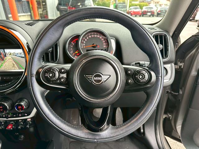 ステアリングは使用感が少なく、快適なドライブが出来ます♪車によってハンドルの材質も違うので是非ご確認を！詳細はスタッフまでお気軽にお問い合わせください！【買取受付中】【出張査定可】