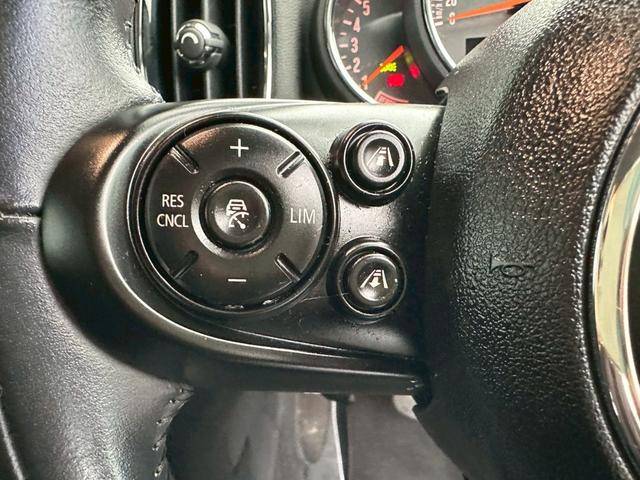 ☆アダプティブクルーズコントロール☆高速道路での走行で大活躍！設定した速度を維持してくれるだけでなく、前方車両の速度に合わせて速度を調節してくれるので運転疲れの軽減にも♪【充実装備】【旅行にオススメ】